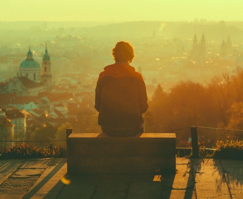 Homme seul sur un banc contemplant son existence