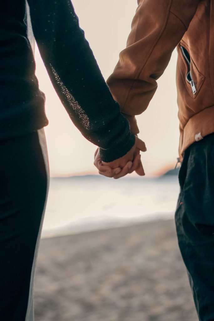 Mains qui se rencontrent, illustrant une thérapie de couple autour du dialogue et du lien